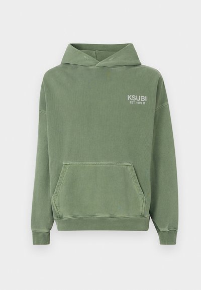 Zielona bluza z kapturem, wykonana z miękkiego materiału. Posiada przednią kieszeń kangurkę oraz białe logo "KSUBI EST. 1999" na klatce piersiowej.