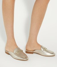 Metalen gouden loafers met een instapontwerp, voorzien van een gestructureerde afwerking, gouden hardwareaccent en een lage houten hak.