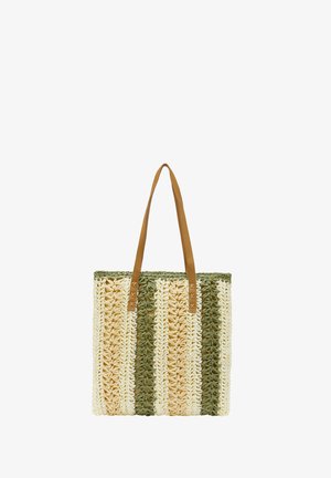 Vævet totebag i hvid, beige og grønne striber, med brune læderhåndtag og en struktureret overflade.