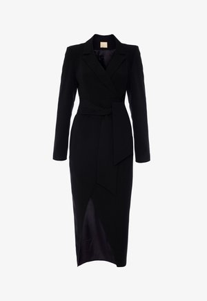 Czarna sukienka o kroju ołówkowym z długimi rękawami, kołnierzem i przewiązywanym paskiem w talii. Posiada boczne rozcięcie oraz gładką strukturę materiału.