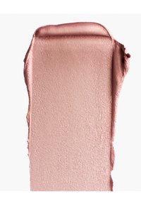 Couleur à lèvres crémeuse dans une teinte rose douce, avec une texture mate et lisse et un bord net. Présente une consistance modulable et une pigmentation riche.