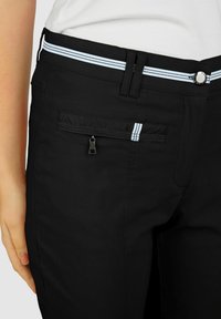 Zwarte broek van een gladde stof, met een rits achterzak met een slotdetail en een gestreepte tailleband in lichtblauw.