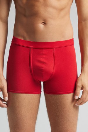 Červené elastické bavlněné boxerky s konturovaným vakem a elastickým pasem. Hladká textura a přiléhavý design zvyšují pohodlí a podporu.