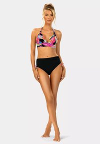 Kolorowy bikini z halterem w kwiatowy wzór oraz czarnymi szortami z wysokim stanem, które mają wiązania po bokach. Gładka faktura materiału.