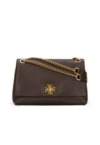 Hnědá kožená kabelka se zlatým řetízkem, s přeloženým designem a vyraženým logem na přední straně. Hladká textura a strukturovaný tvar.