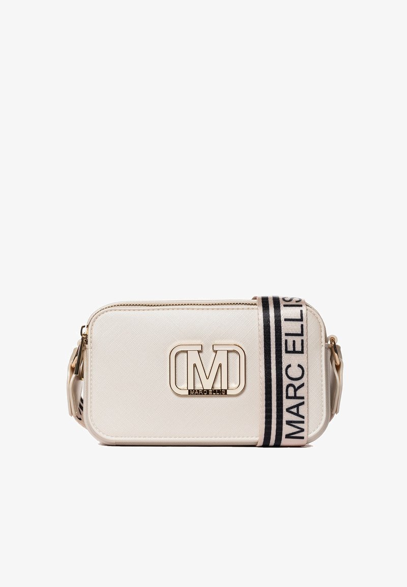 Borsa sintetica bianca con dettagli in oro, con logo e una tracolla a righe con il testo "MARC ELLIS". Forma rettangolare.