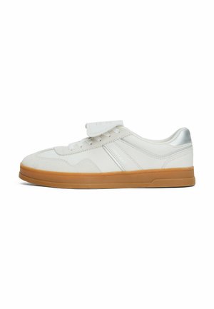 Sneaker blanc en cuir et daim, avec une semelle en caoutchouc gum, des accents argentés et une sangle Velcro sur les lacets.