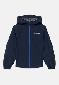 Ελαφρύ μπουφάν ναυτικού μπλε χρώματος με κουκούλα, διαθέτει φερμουάρ σε αντίθετη μπλε απόχρωση και το λογότυπο "JACK & JONES" στο στήθος. Λείο, ανθεκτικό στο νερό υλικό.