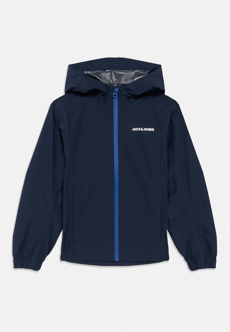 Ελαφρύ μπουφάν ναυτικού μπλε χρώματος με κουκούλα, διαθέτει φερμουάρ σε αντίθετη μπλε απόχρωση και το λογότυπο "JACK & JONES" στο στήθος. Λείο, ανθεκτικό στο νερό υλικό.