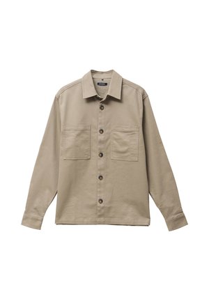Beige langemouw shirt met een kraaghalslijn, twee voorzakken en donkere knopen, gemaakt van een lichte katoen stof.
