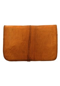 Bruine leren envelopstijl portfolio met een gladde textuur, afgeronde hoeken, een gestikte rand en een gestrikt sluitsysteem.