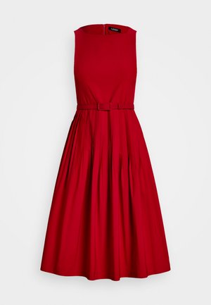 Červené bezramínkové šaty s těsným korzetem, páskem v pase a plisovanou sukní, s kulatým výstřihem a skrytým zipem na zadní straně.