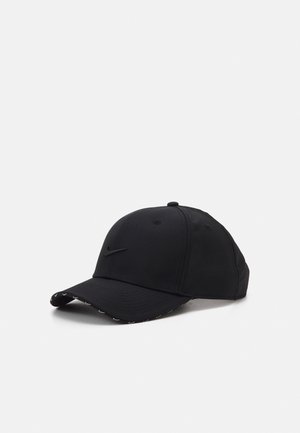 Czarna czapka baseballowa Nike z zakrzywionym daszkiem i wyszywanym logo z przodu, pokazana na jednolitym jasnoszarym tle.