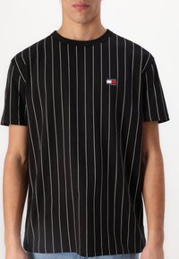 Tommy Jeans VERTICAL STRIPE TEE UNISEX - Camiseta estampada - black