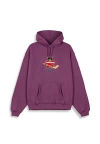 La sudadera morada cuenta con un bolsillo canguro, capucha con cordón y un diseño bordado de un oso sosteniendo un stick de hockey. Tejido suave y texturizado.