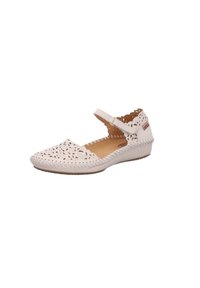 Zapato estilo Mary Jane blanco con intrincados diseños troquelados, una correa con hebilla y una suela de cuña baja. Material suave con punta redonda.
