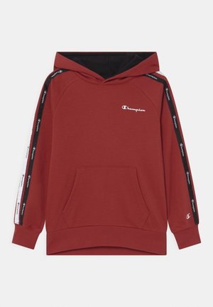 Rød hættetrøje lavet af blødt stof med sortforet hætte, frontlomme og sideaccenter med gentaget logomønster.