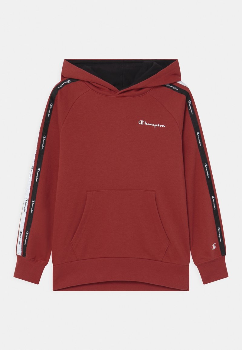 Sweat à capuche rouge en tissu doux, avec une capuche doublée de noir, une poche avant et des accents latéraux ornés d'un motif de logo répété.