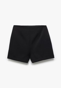 Zwarte op maat gemaakte shorts met een soepele stofstructuur, voorzien van voorplooien, een rechte zoom en geen zichtbare hardware of versieringen.