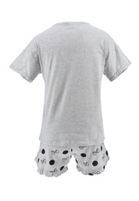 Graues Baumwoll-T-Shirt mit kurzen Ärmeln und rundem Halsausschnitt, kombiniert mit grauen Shorts, die schwarze gepunktete Muster und Schleifendesigns sowie einen gerafften Saum aufweisen.