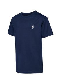 T-shirt bleu marine à manches courtes en tissu lisse avec un col rond, comportant trois rayures blanches en chevron sur la poitrine gauche.