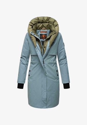 Cappotto invernale azzurro chiaro con cappuccio staccabile verde oliva, chiusura con zip, bottoni laterali e polsini neri. Etichetta logo interna visibile.