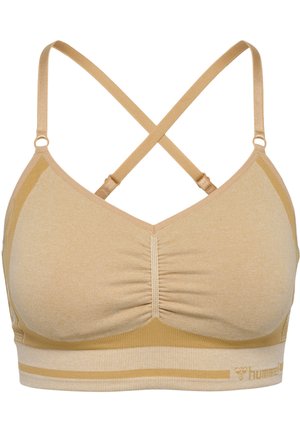 Beige sports-bh med en tekstureret finish, der har krydsede stropper, rynket frontdetalje og et kontrastmærke-logo bånd forneden.
