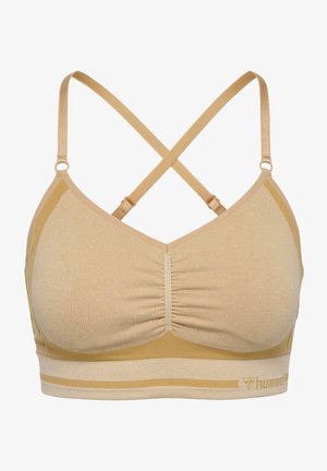 Beige sports-bh med en tekstureret finish, der har krydsede stropper, rynket frontdetalje og et kontrastmærke-logo bånd forneden.