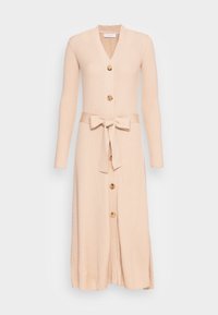 Abito lungo beige a costine con scollo a V, chiusura a bottoni e cintura in vita. Presenta maniche lunghe e lunghezza midi. I bottoni sono rotondi e marroni.