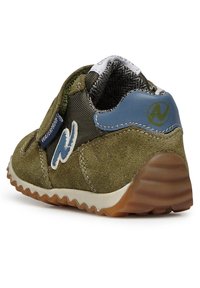 Sneaker verde in suede con tessuto impermeabile, pannello laterale testurizzato, accenti blu chiaro e suola in gomma rigata. Presenta un logo prominente.