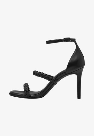 Schwarze High-Heels-Sandalen mit Knöchelriemen und zwei geflochtenen, mit Strasssteinen verzierten Riemen über dem Fuß.