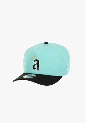 Aquamarinfarbenes Cap mit schwarzem Schirm, das mit einem gestickten Buchstaben "a" und einem kleinen goldenen Heiligenschein verziert ist, aus einem Stoff mit glatter Textur.