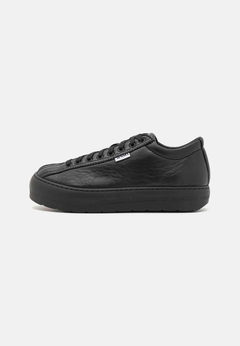 Pantofi sport negri din piele, cu vârf rotund, finisaj texturat și talpă din cauciuc plat. Au șireturi negre și un mic eticheta a mărcii pe lateral.