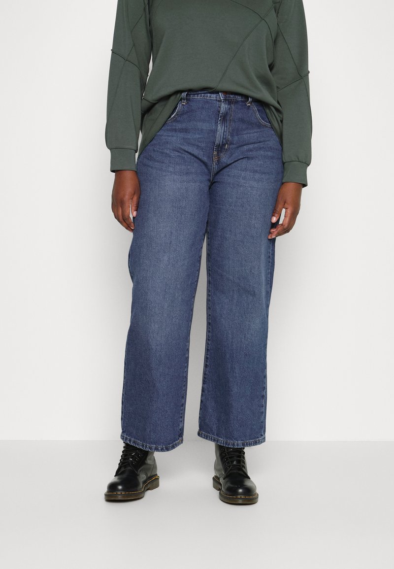 ONLY Carmakoma CARLOPE LIFE WIDE - Calças de ganga bootcut - medium blue denim