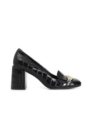Zapatos de tacón bloque de charol negro con textura de cocodrilo, punta afilada y un acento de hardware en tono dorado en la parte delantera.