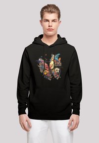 Svart hoodie med en färgglad fjärilsgrafik och blommor på framsidan. Tillverkad av mjukt material med en framficka.