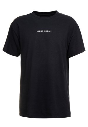 Zwart T-shirt met korte mouwen en witte tekst "NIGHT ADDICT" gecentreerd op de borst, effen achtergrond, casual stijl.