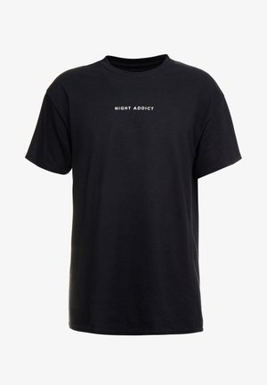 Schwarzes T-Shirt mit kurzen Ärmeln und weißem Text "NIGHT ADDICT" mittig auf der Brust, einfarbiger Hintergrund, lässiger Stil.