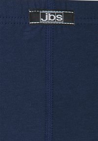 Tmavě modré spodní prádlo z měkké látky, se kontrastní černou cedulkou s nápisem "jbs" na elastickém pasu a plochými švy.