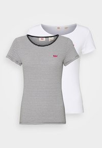 Două tricouri: unul alb, unul cu dungi negre și albe. Ambele au mâneci scurte și decolteu rotund. Un mic logo roșu este prezent pe fiecare tricou.