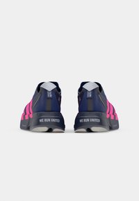 adidas Performance ADIZERO ADIOS PRO 4 - Laufschuh Straße - dark blue/shock pink/dash grey