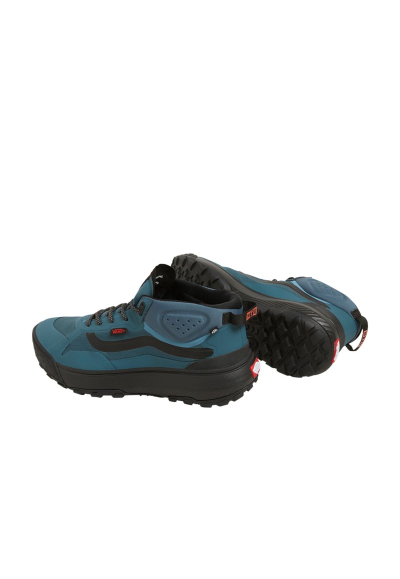 Zapatos de senderismo turquesa con acentos negros, material duradero, suela de goma texturizada y parte superior sintética con recortes transpirables y cordones.