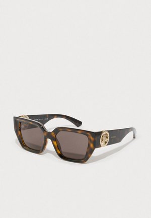 Ochelari de soare cu tortoise-shell, cu rame pătrate, lentile maro și elemente de aur, având un emblemă cu un leu pe brățară. Textură netedă pe întreaga suprafață.