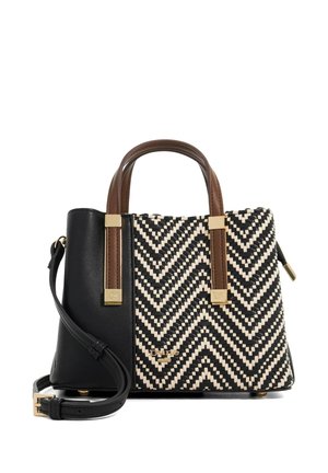 Sac fourre-tout tissé noir et beige avec poignées marron, accents dorés et bandoulière noire amovible sur fond blanc.