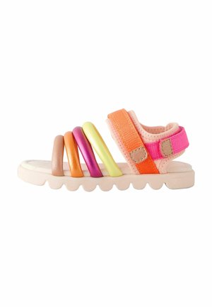 Børnesandal med beige sål og flerfarvede polstrede stropper i fersken, orange, pink, gul og lilla mod hvid baggrund.