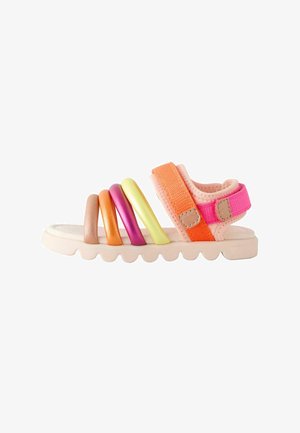 Kindersandaal met beige zool en meerkleurige gewatteerde banden in perzik, oranje, roze, geel en paars tegen een witte achtergrond.