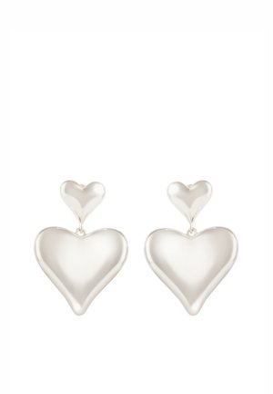 Srebrne kolczyki wiszące w kształcie serca, każdy z mniejszym sercem łączącym się z większą, zaokrągloną zawieszką w kształcie serca poniżej.