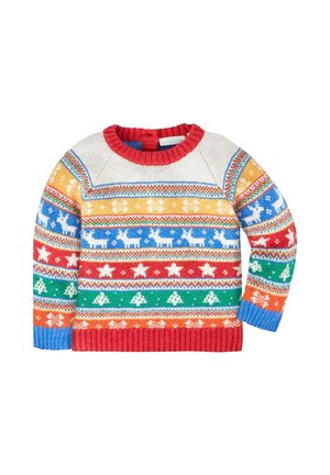 Kolorowy dziecięcy sweter z czerwonym kołnierzem i ściągaczem, z wzorami reniferów, gwiazd i choinek w niebieskich, żółtych, czerwonych, zielonych i pomarańczowych pasach.