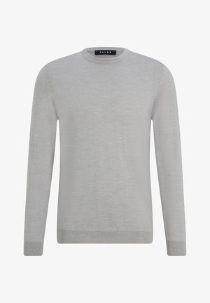 Pull en gris clair à col rond en tissu tricoté fin. Il possède des manches longues et un ourlet côtelé ainsi que des poignets côtelés. L'étiquette au col indique "FALKE."