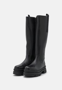 Černé kožené vysoké boty po kolena s hladkým povrchem, bočním zipem, robustní podrážkou a minimálními švy.